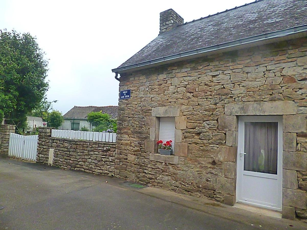 gite au calme centre finistère jardin clos Trégourez Extérieur photo